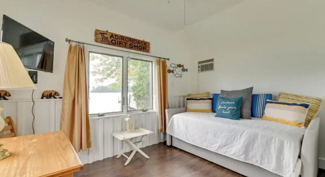 Коттедж Lake George Waterfront Cabin w/ On-site Marina!