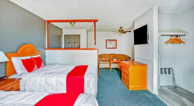 Четырёхместный люкс OYO Townhouse Tulsa Woodland Hills