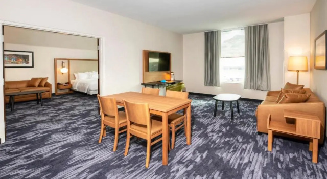 Двухместный люкс c 1 комнатой Fairfield Inn & Suites by Marriott Ottawa Airport