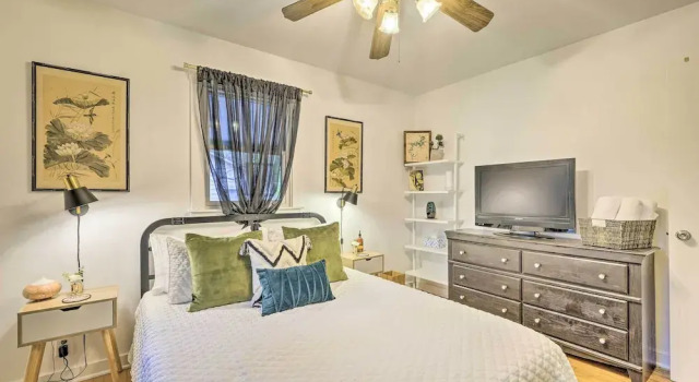 Renovated Eureka Springs Home - 1 Mi to Downtown!, Забронировать Дом для отпуска Отели Юрика-Спрингса с парковкой, рядом с Городской концертный зал Юрека-Спрингса, Парковка