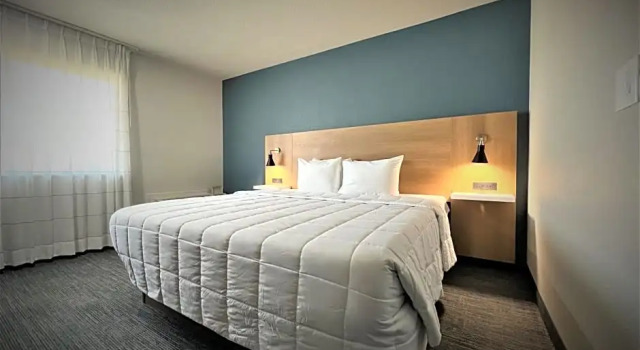 Двухместный номер Deluxe с балконом Howard Johnson by Wyndham Portland Airport