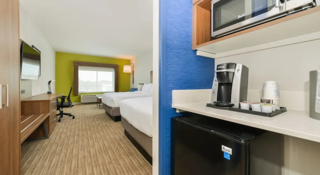 Четырёхместный номер Standard Holiday Inn Express & Suites Chadron by IHG