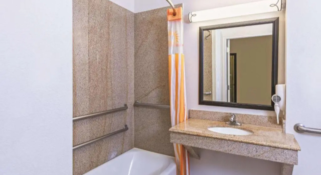 Двухместный номер Executive La Quinta Inn & Suites by Wyndham Winnie