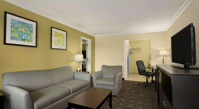 Четырёхместный люкс Solara Inn and Suites