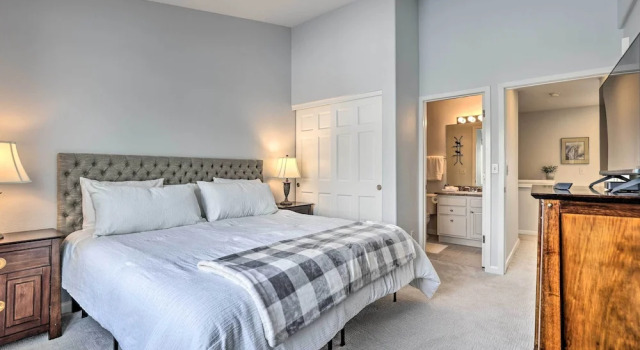 Stunning Mtn Views & Hot Tub: Silverthorne Retreat, Book Hotel Hoteller i Silverthorne med parkering, Parkering