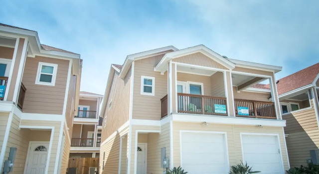 Breezy Beach House 3 Bedrooms 2.5 Bathrooms Condo