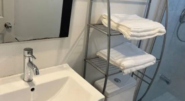 Self-contained Queen Suite • Private Kitchenette & Bath, Réserver Hôtel Toronto 