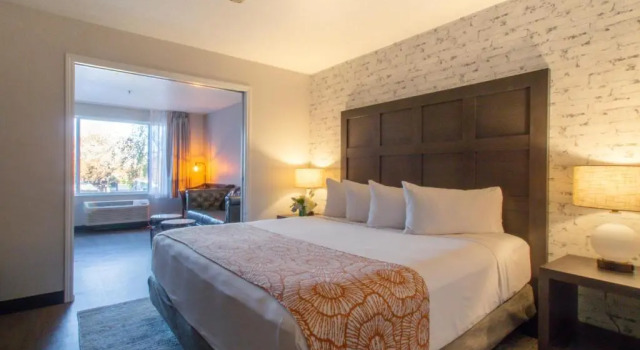 Двухместный семейный люкс Oxford Suites Chico