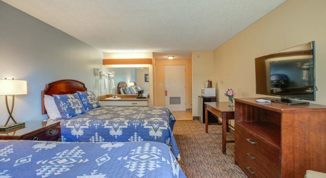 Четырёхместный номер Standard Columbia Gorge Inn