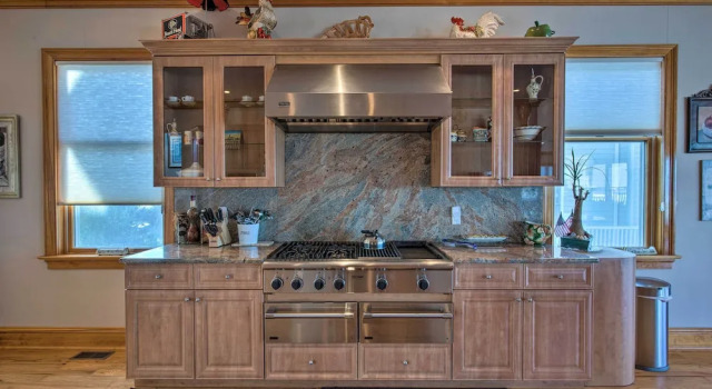 Коттедж с 5 комнатами с балконом Waterfront Home w/ Large Deck + Private Pool!