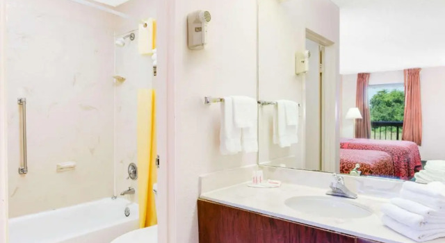 Четырёхместный номер Deluxe Days Inn by Wyndham Greenville MS