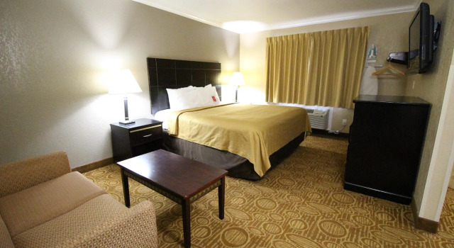 Полулюкс Econo Lodge Inn & Suites Fallbrook Downtown