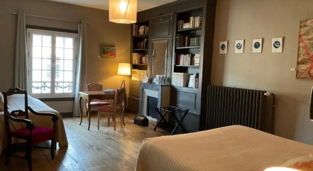 Ainsi de Suites, Book Hotel  