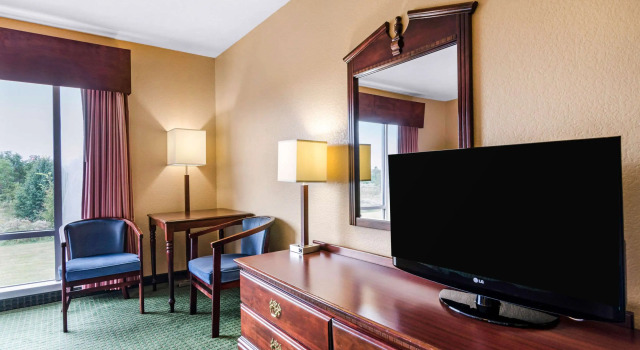 Четырёхместный номер Standard Quality Inn & Suites Carthage near Precious Moments Chapel