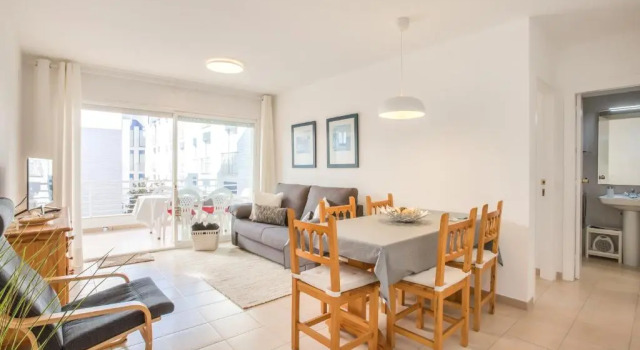 Lets Holidays White Apartment with Terrace, AC & Parking, Near Beach, Prenota Appartamento Hotel a Costa Brava con parcheggio, Parcheggio