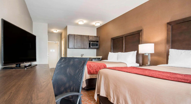 Четырёхместный номер Standard Comfort Inn & Suites