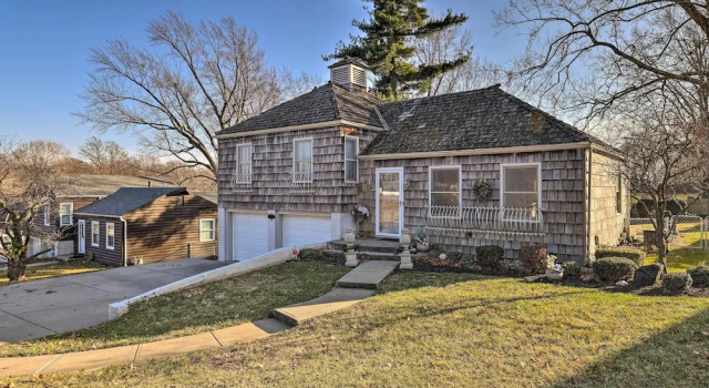 Коттедж с 3 комнатами с балконом Cozy Kansas City Home w/ Yard - 9 Mi to Dtwn!