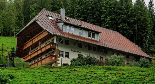 Коттедж Cosy farmhouse apartment at the edge of the forest