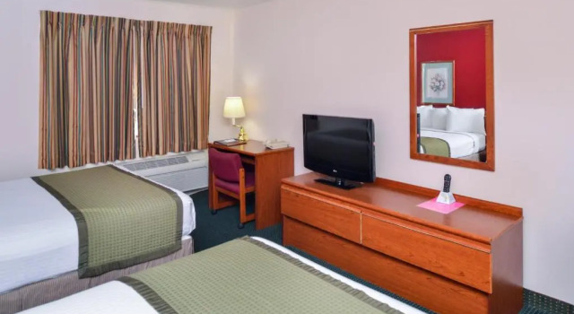 Четырёхместный номер Deluxe Travelodge by Wyndham, Newberg