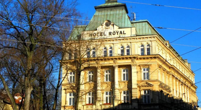 Кровать в общем номере Hotel Royal