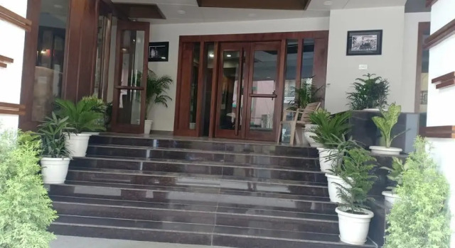 Hotel Abhinav International, Забронировать Отель Варанаси штат Уттар-Прадеш, рядом с Железнодорожный вокзал Варанаси-Джанкшен
