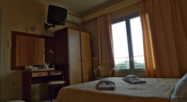 Трёхместный номер Standard с балконом и с частичным видом на море IKAROS Hotel ELLINIKO