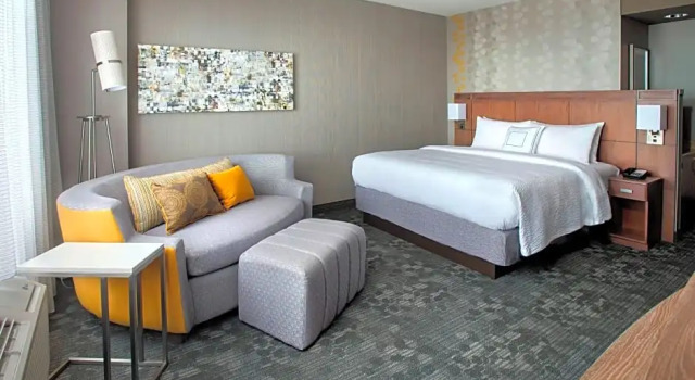 Двухместный люкс c 1 комнатой Courtyard by Marriott Philadelphia Lansdale
