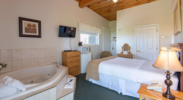Люкс Deluxe Canadas Best Value Inn & Suites Summerside