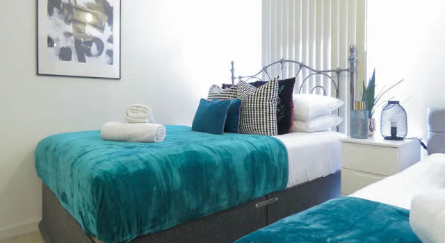 Апартаменты Tudors eSuites Apartment with 4 Beds