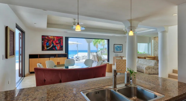 Direct Ocean Views and Beach Access, Swimming Pool, AC, Free Wifi, Near Shops & Restos, Prenota Villa Maho San Martino