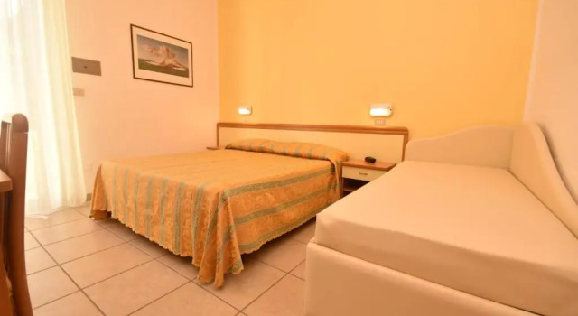Трёхместный номер Standard с балконом Hotel Thea