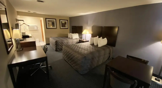 Четырёхместный номер Standard с балконом Golden Hill Inn-Danbury