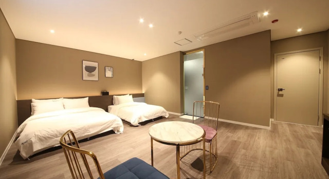 Кровать в общем номере Hotel LeeSunDeok