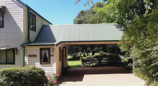 Коттедж с 4 комнатами Kahara Maluti Lodge