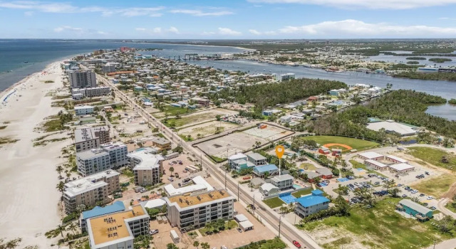 Коттедж Welcome To Sunset Paradise Wonderful! Vacation Rental - 2633 Estero Blvd Unit B 4 Bedroom Home by RedAwning