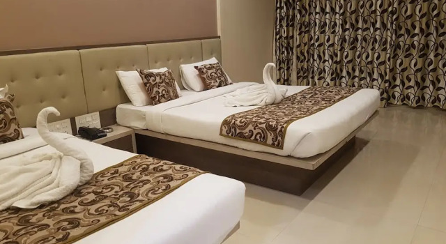 Кровать в общем номере с 6 комнатами Hotel Sai Chhatra
