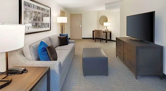 Двухместный люкс Executive с 2 комнатами Embassy Suites by Hilton Detroit Troy Auburn Hills