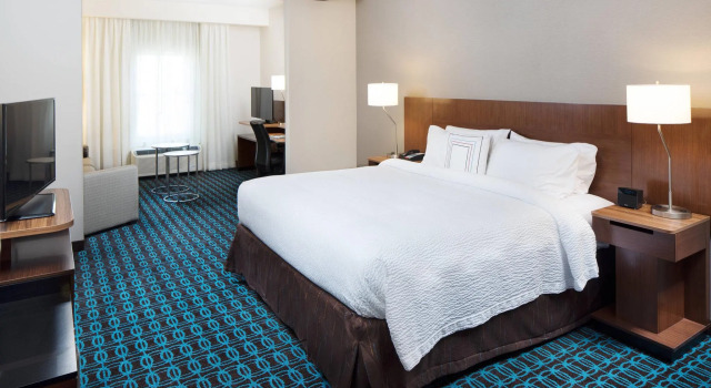 Двухместный люкс Fairfield Inn & Suites by Marriott Savannah Downtown Historic District