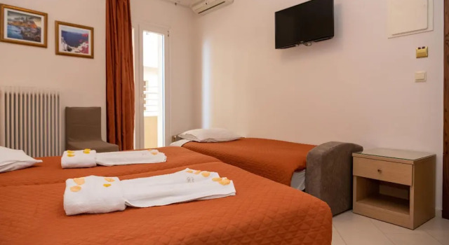 Трёхместный номер Standard с балконом Kronos Hotel