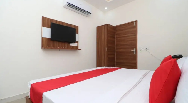 OYO 28575 Hotel J&B, Забронировать Отель Зиракпур штат Харьяна
