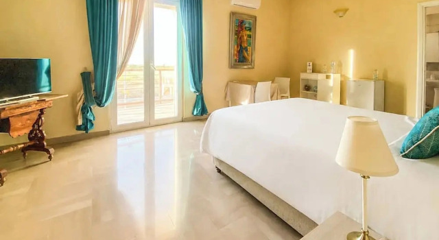 Blue Room - Camera con Bagno Privato, Book Hotel Bitonto Bari Province