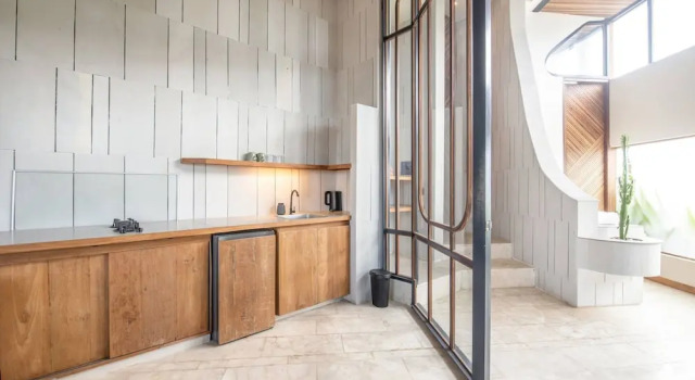 Апартаменты BAZ Villa 14 Studio 4 L 1BR Loft Art Deco Shared Pool 700m to Echo Beach