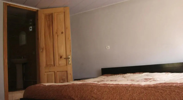 Guest House Nazy, Rezerwuj Pensjonat Hotele w Mtkheta-Mtianeti z parkingiem, Parking