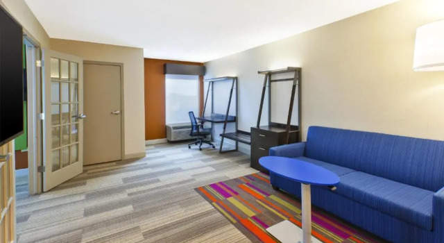 Люкс c 1 комнатой Holiday Inn Express & Suites Chicago-Midway Airport by IHG