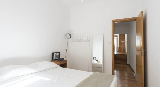 Bright and Airy Apt with balcony by LCH, Забронировать Отель Отели Лиссабона 3 звезды, рядом с Рештаурадориш, 3*