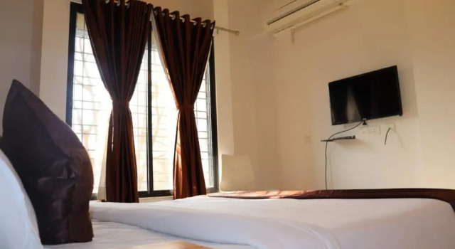 Hotel Orange Leaf by WB Inn, Забронировать Отель Отели Нагпур с парковкой, Парковка