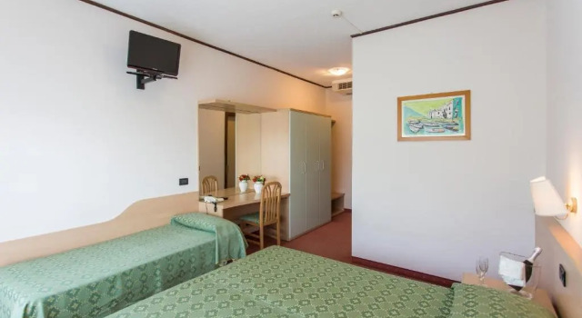 Четырёхместный номер Standard Hotel Europa