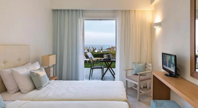 Четырёхместный номер Standard с видом на море Maritimo Beach Hotel