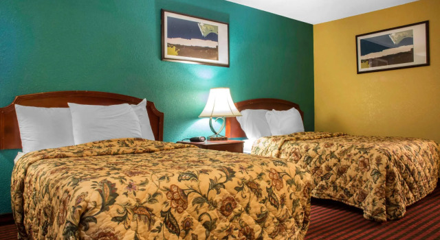 Четырёхместный номер Standard Econo Lodge Hotel Bradford