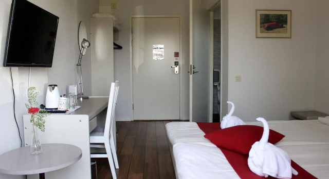 Rasta Falköping, Book Hotel  